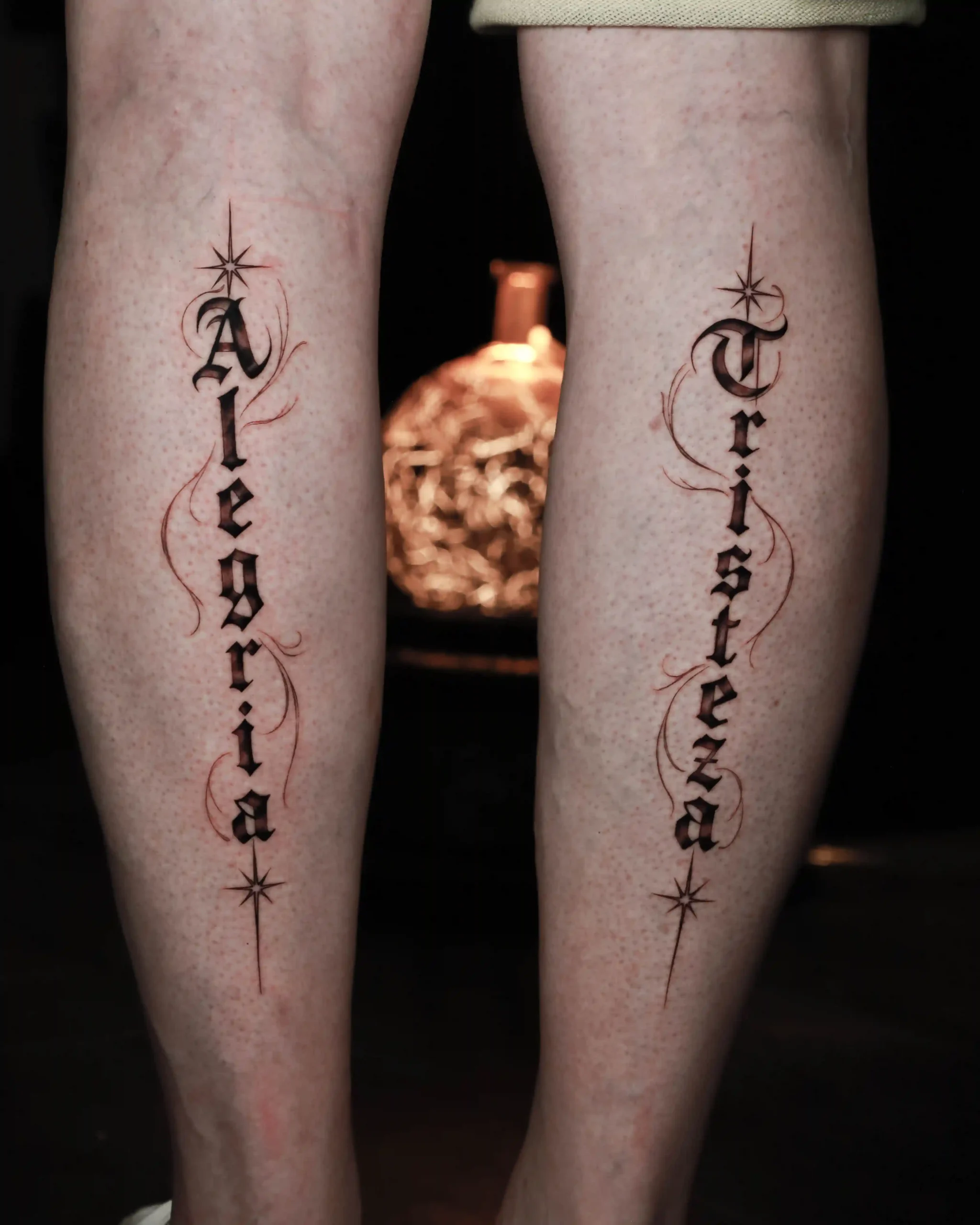 Fine Line Lettering Tattoo mit Alegria und Tristeza – Artengold Tattoo Studio Koblenz