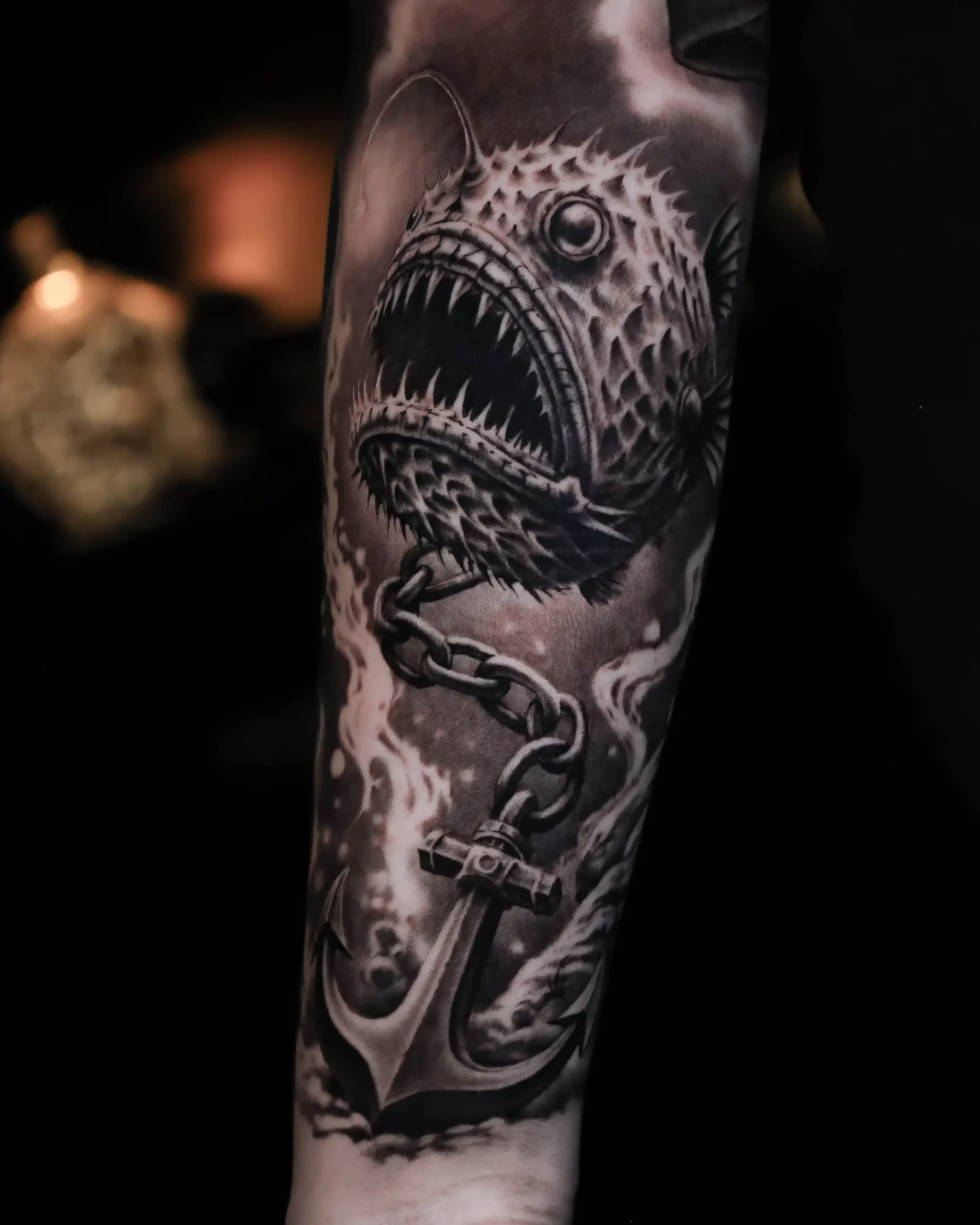 Black and Grey Tiefsee Tattoo mit Anker am Unterarm – Artengold Koblenz